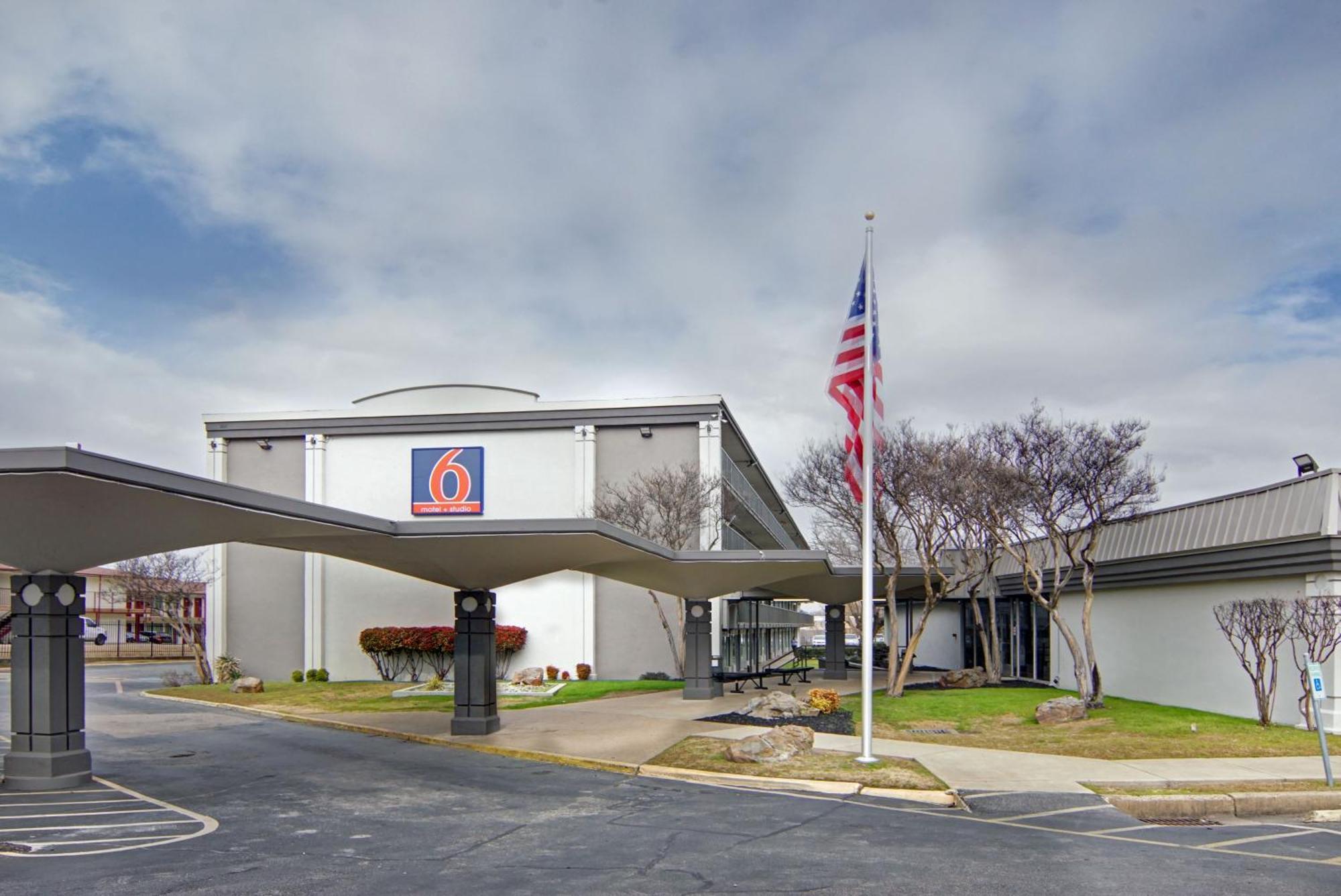6 Mesquite, Tx Town East Hotel