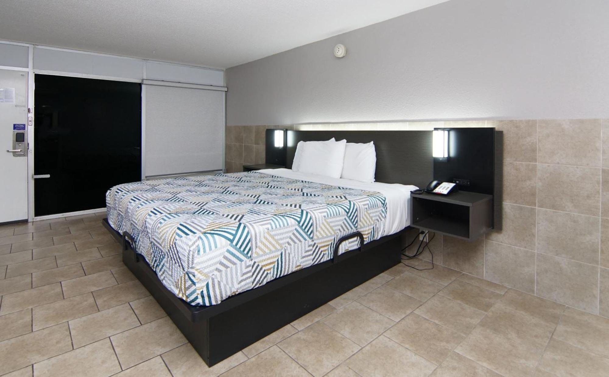6 Mesquite, Tx Town East Hotel 2*